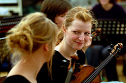 Zwei Studentinnen, Nahaufnahme, Violine