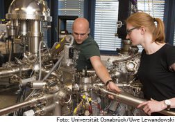 Ein Mann und eine Frau arbeiten am Photoelektronenspektroskop.