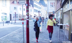 Tanzende Frauen in Osnabrück. Videoausschnitt: Stadt Osnabrück