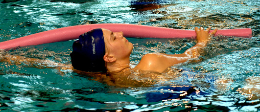 junge Frau beim Aquajogging