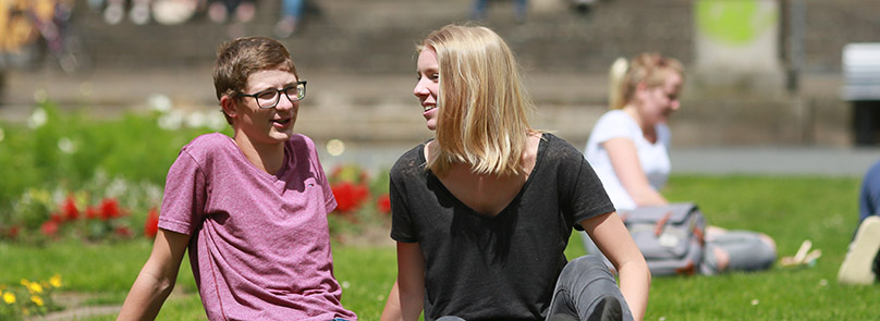 Studierende im Osnabrücker Schlossgarten