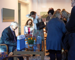 Großer Andrang beim Autor: Gäste lassen sich das Buch signieren. Foto: Privat
