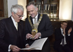 Oberbürgermeister Wolfgang Griesert (re.) überreicht die höchste Auszeichnung der Stadt Osnabrück an Dr. Hans-Wolf Sievert. Foto: Hermann Pentermann.