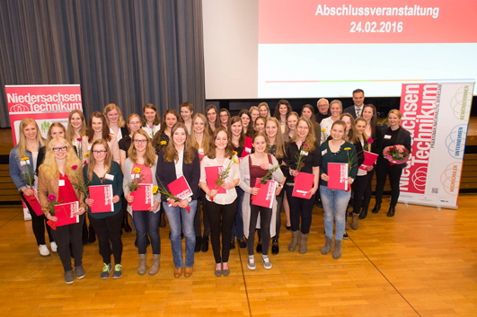34 junge Frauen absolvierten das „Niedersachsen-Technikum“, das die Hochschule und die Universität Osnabrück zusammen mit 30 regionalen Unternehmen angeboten haben. Foto: Bettina Meckel