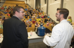 Begeistert von der Stimmung im Hörsaal: Prof. Beeken und sein Doktorand Michael Budke. Foto: Uwe Lewandowski