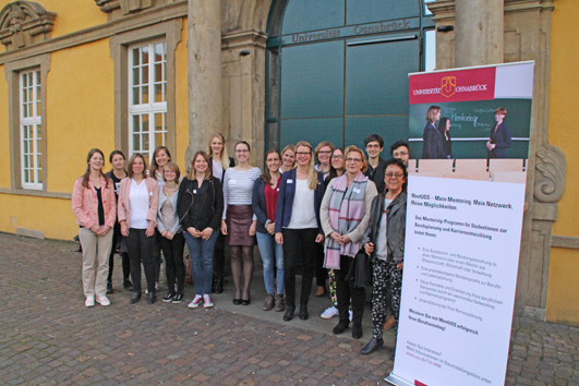 Gruppenfoto MentUOS-Teilnehmerinnen vor dem Schloss. Foto: Gleichstellungsbüro Universität Osnabrück