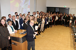 79 Absolventen feierten ihre erfolgreiche Fachfremdsprachen-Ausbildung am Fachbereich Rechtswissenschaften. Foto: Nathalie Knacke