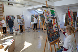 Schülerinnen im Kunst-Atelier der Universiät an Staffeleien