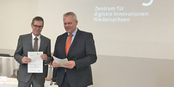 Prof. Hertzberg und Minister Thümler (rechts) freuen sich über die Einrichtung des ZLA