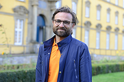 Porträtbilder von Prof. Dr. Bülant Ucar vor dem Schloss