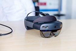 VR-Brille auf Schreibtisch