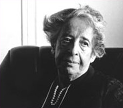 Schwarzweiss-Portrait von Hannah Arendt 1975