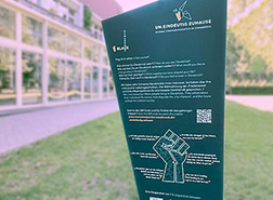 Ansichten von zwei Stelen der open-Air-Ausstellung, eine neben dem Mensagebäude im Schlossgarten, eine im Schloss-Innenhof
