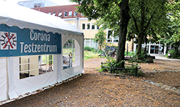 Zelt mit Aufschrift "Corona-Testzentrum" vor der Mensa am Schlossgarten