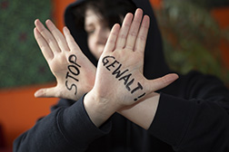 Hände zeigen Schriftzug Stop Gewalt