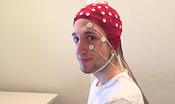Ein Mann mit EEG-Elektroden am Kopf