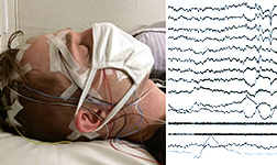 Schlafender Mann im Labor, während elektrische Signale aus seinem Gehirn und seinen Augen auf einem Computermonitor angezeigt werden