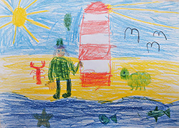 Kinderzeichnung von einem Mann mit Surfbrett am sonnigen Meeresstrand, neben ihm sind eine Krabbe und eine Schildkröte zu sehen.