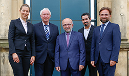 Gruppenfoto vor Schlossportal mit Prof. Dr. Susanne Menzel-Riedl, Prof. Dr. Rollinger, Yilimiz Kilic, Prof. Dr. Habib El Mallouki, Prof. Dr. Bülant Uçar