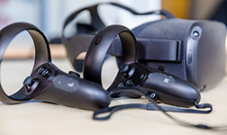 Eine Virtual Reality Brille und zwei Motion Controller.
