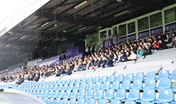 Begeisterte Jura-Studierende verfolgen die Vorlesung im Stadion.
