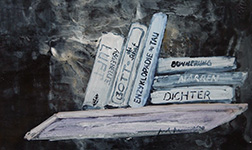 Mehrere gestapelte Bücher liegen auf einem Regalbrett, sie tragen verschiedene Titel, darunter zum Beispiel "Dichter" und "Narren"