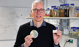 Prof. Dr. Ungermann im Labor am Westerberg mit einer Hefekultur und handelsüblicher Bäckerhefe in der Hand