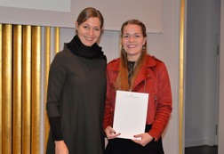 Preisträgerin Lea-Marie Sieve mit Präsidentin Susanne Menzel-Riedl
