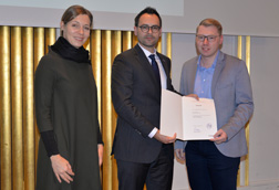 Preisträger Daniel Büter mit Thomas Hayat von der OLB-Stiftung und Prof. Dr. Susanne Menzel-Riedl
