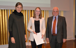 Preisträgerin Laura Schulze mit Prof. Dr. Manfred Spieker vom Rotary Club Osnabrück und Prof. Dr. Susanne Menzel-Riedl
