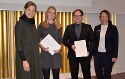 Preisträgerin Sarah Grothues und Preisträger Thorben Niemeier mit Jasmin Michel von der Sparkasse Osnabrück und Prof. Dr. Susanne Menzel-Riedl