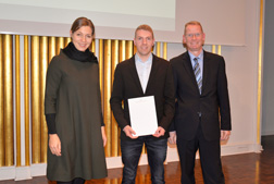 Preisträger Simon Podendorf mit Stefan Kobilke vom Studentenwerk und Prof. Dr. Susanne Menzel-Riedl