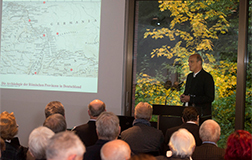 Prof. Ortisi erläuterte in seinem Vortrag die Bedeutung der Fundregion Kalkriese und die spannenden Erkenntnisse, die der Münzfund erbracht hat. Foto: Uwe Lewandowski