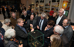 Grabungstechniker Klaus Fehrs berichtete den Mitgliedern der Universitätsgesellschaft von der Entdeckung der Goldmünzen. Foto: Uwe Lewandowski