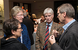 Der sich dem Vortrag anschließende Sektempfang bot den Mitgliedern der Universitätsgesellschaft die Möglichkeit des Austauschs. Foto: Uwe Lewandowski