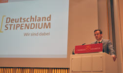 Vortrag bei der Verleihung der Deutschlandstipendium vor Projektion. Foto: Universität Osnabrück/ Elena Scholz