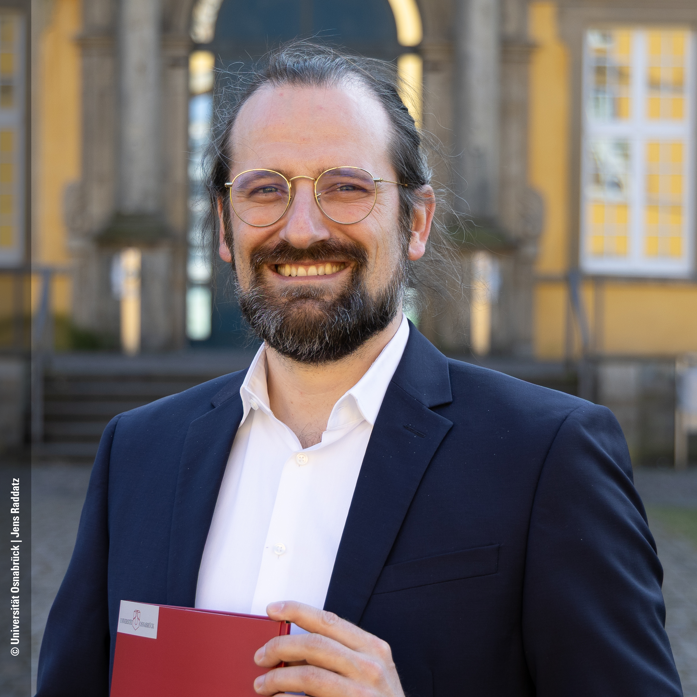 Mann mit Brille l&auml;chelt