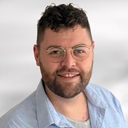 Es wird das Portrait von Timo Ulferts gezeigt.