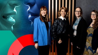 4 Damen mittleren Altern stehen vor der Kamera und lächeln freundlich.