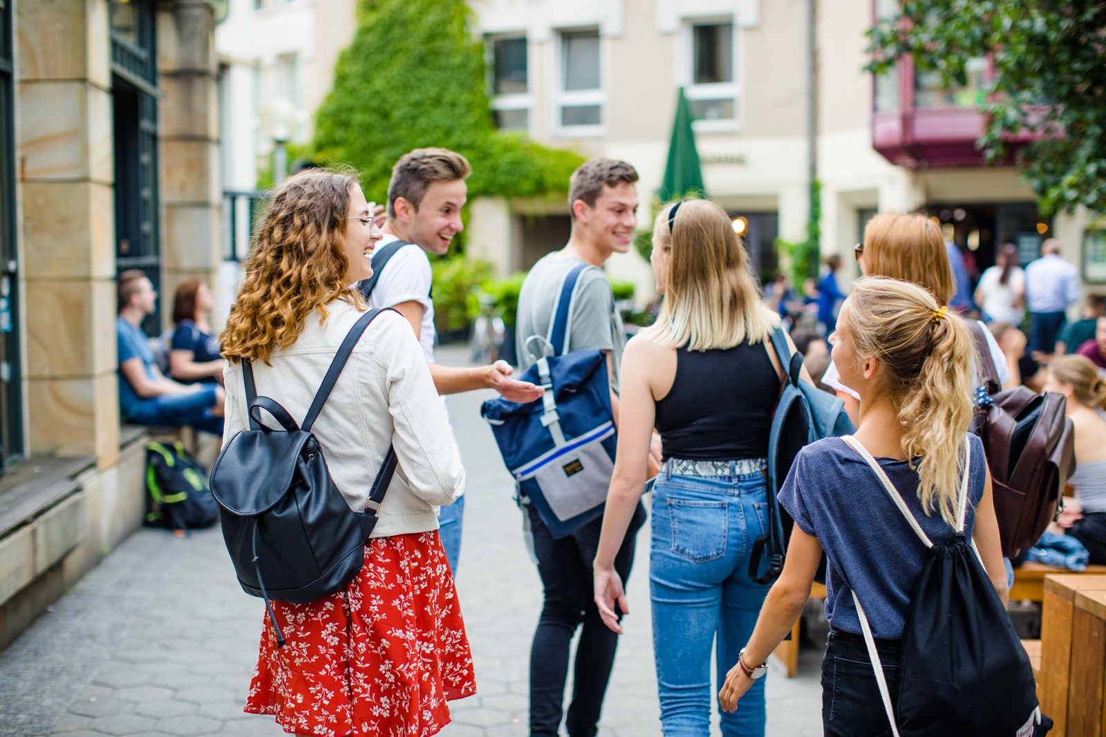 Studierende gehen durch die Innenstadt von Osnabrück.