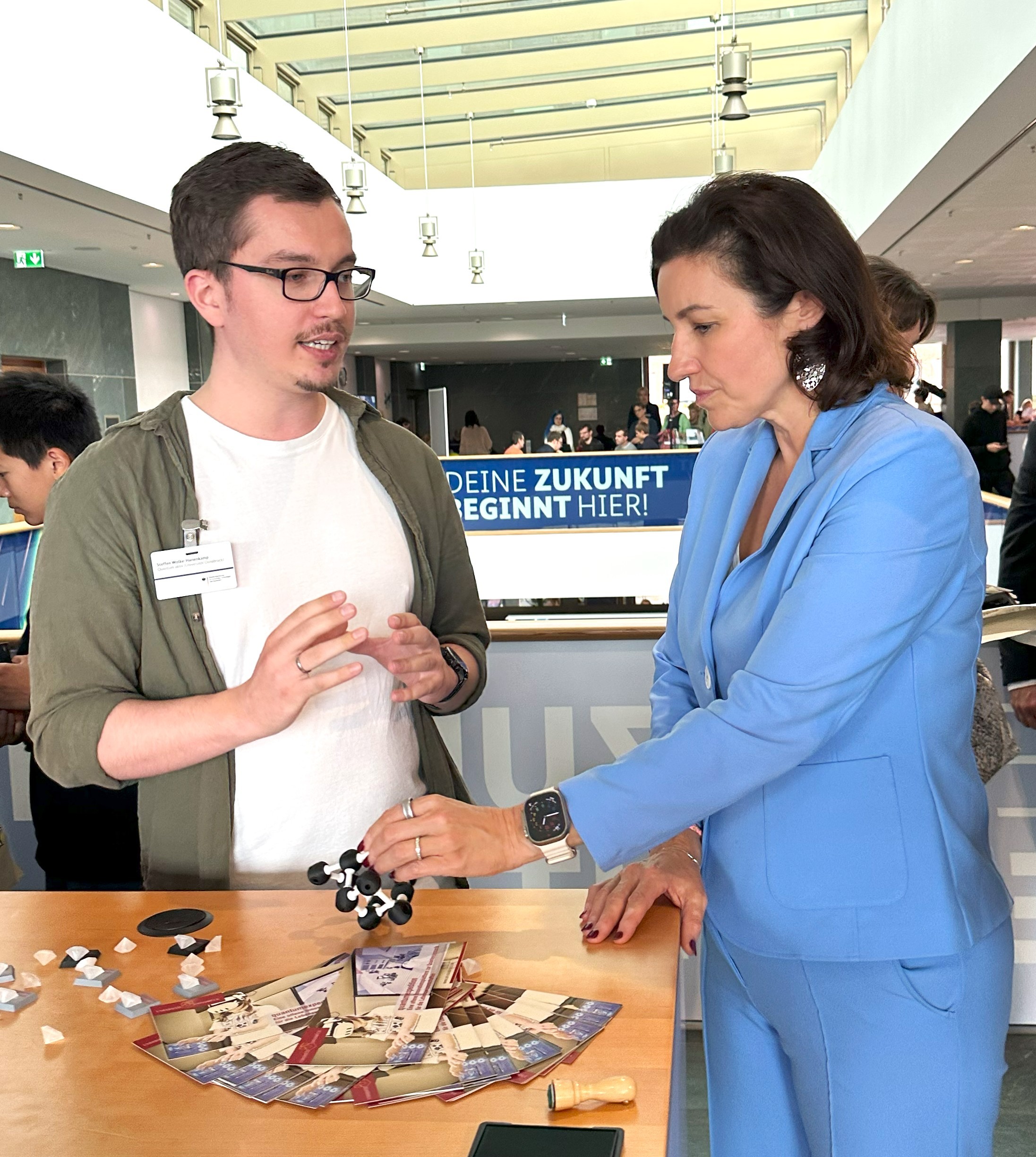 Ein Mann und eine Frau im Gespräch auf einem Messestand